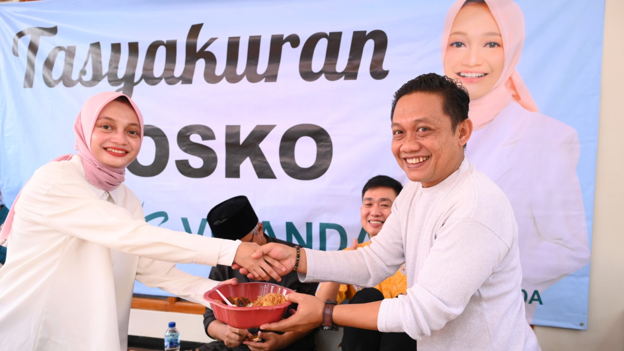 Vinanda Prameswati memberikan potongan tumpeng ke Ketua DPC Gerindra Kota Kediri Katino. (Foto: Yanuar Dedy/jatimnow.com)