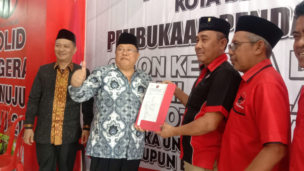 Santoso saat mendaftar di DPC PDIP Kota Blitar. (Foto: Bram/jatimnow.com)