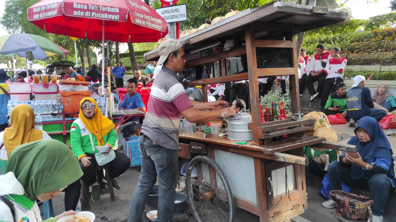 Pedagang bakso di tengah aksi Hari Buruh di Surabaya. (Foto: Haikal/jatimnow.com)