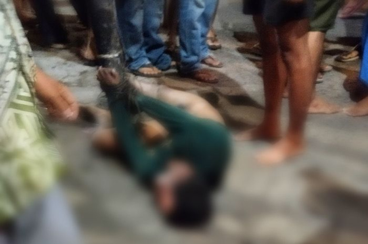 Pelaku terkapar usai dihajar warga. (Foto: Polsek Waruu/jatimnow.com)