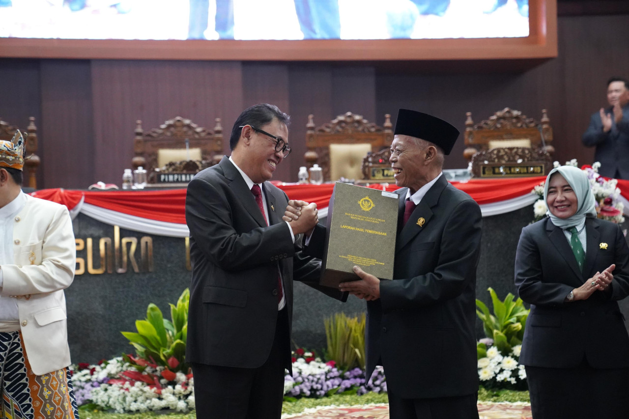 Penyerahan Laporan Hasil Pemeriksaan (LHP) kepada Ketua DPRD dan Gubernur Jawa Timur dalam rapat paripurna yang berlangsung di Gedung DPRD Jatim, Kamis (2/5/2024). (Foto: Humas DPRD Jatim)