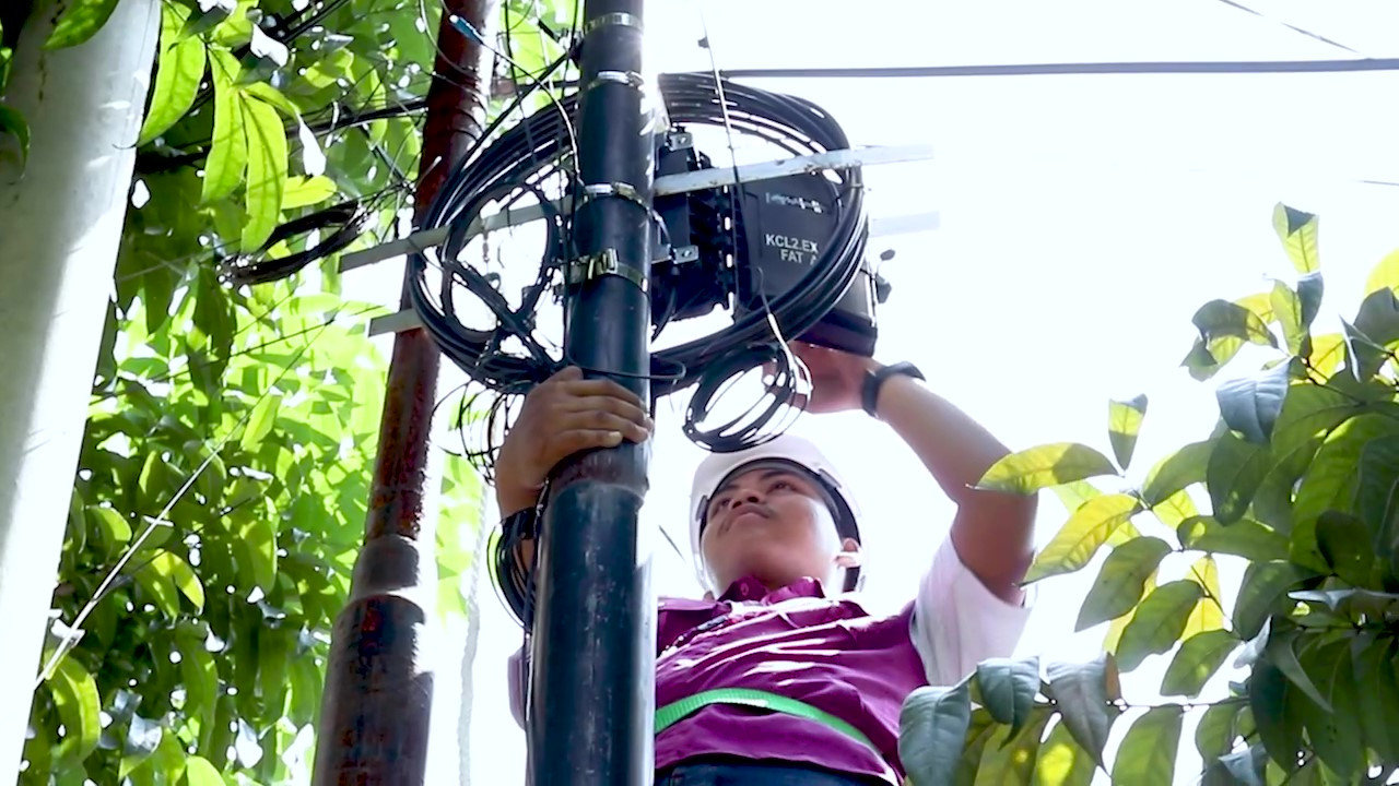 Petugas provider internet MyRepublic. (Foto: Bramanta Pamungkas/jatimnow.com)