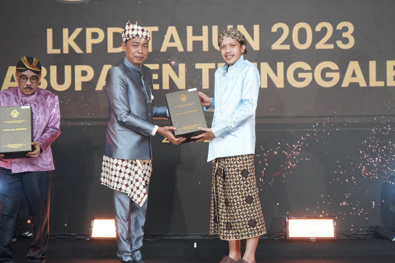 Wakil Bupati Trenggalek, Syah Muhammad Natanegara saat menerima penghargaan WTP. (Foto: Prokopim Trenggalek/jatimnow.com)