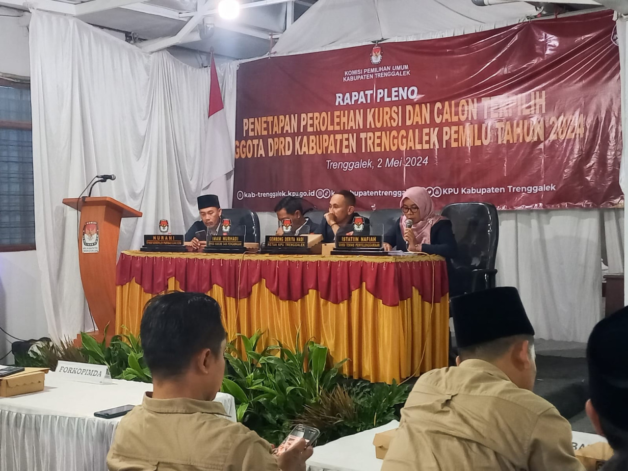 KPU Trenggalek saat menggelar rapat pleno terbuka. (Foto: Bramanta Pamungkas/jatimnow.com)