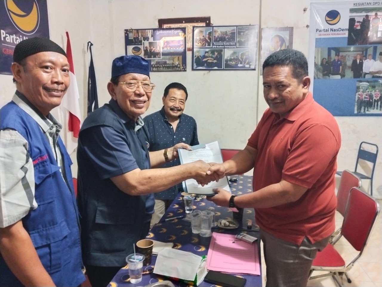 Pengembalian formulir dari salah satu pendaftar di NasDem Tulungagung. (Foto: Bramanta Pamungkas/jatimnow.com)