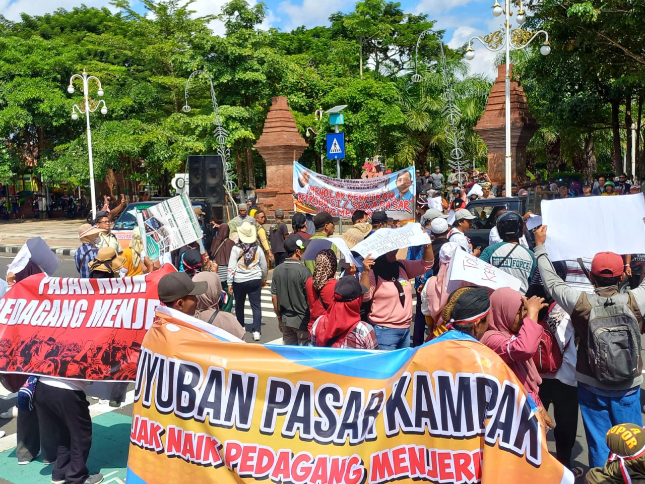 Pedagang pasar tradisional di Trenggalek saat menggelar aksi. (Foto: Bramanta Pamungkas/jatimnow.com)