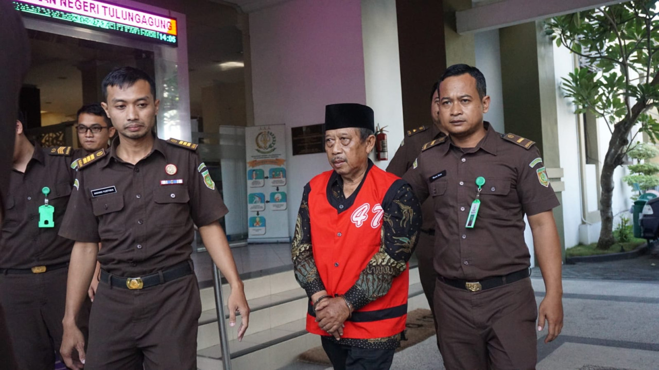 Tersangka saat dikeler ke Lapas Tulungagung. (Foto: Bramanta Pamungkas/jatimnow.com)