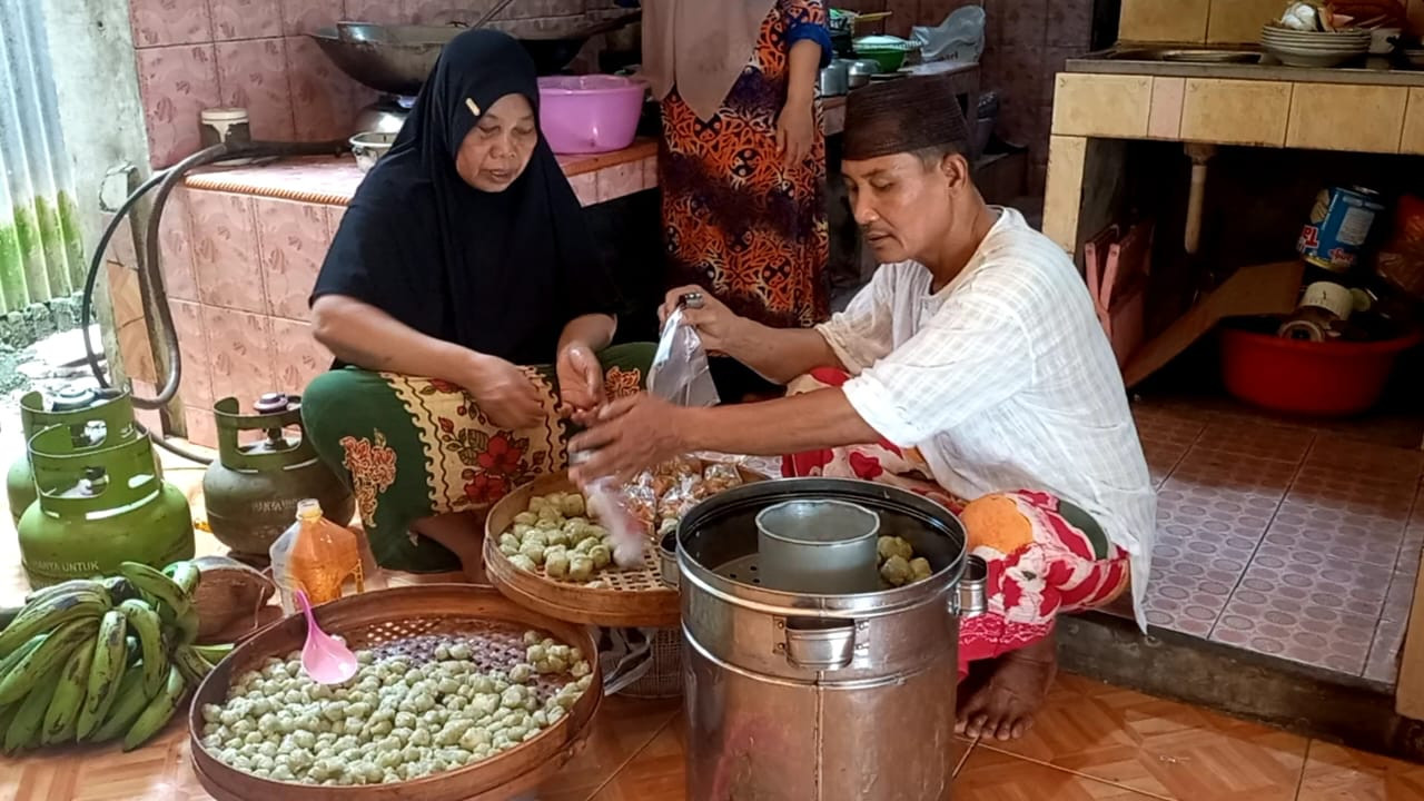 Mufid dan Aisyah, penjual pentol asal Trenggalek yang naik haji tahun ini. (Foto: Bramanta Pamungkas/jatimnow.com)