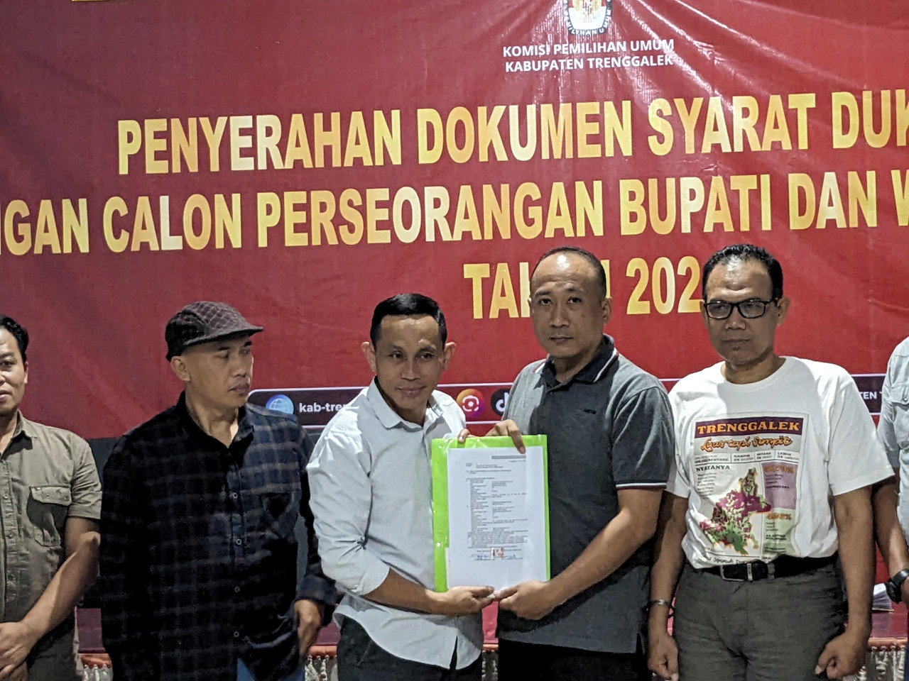 KPU Trenggalek menerima penyerahan berkas satu paslon dari jalur perseorangan. (Foto: Bramanta Pamungkas/jatimnow.com)