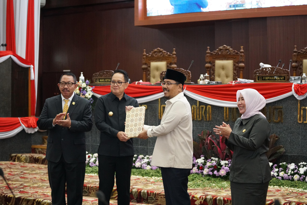 Penyerahan rekomendasi oleh Pimpinan DPRD Jatim kepada Pj Gubernur Adhy.