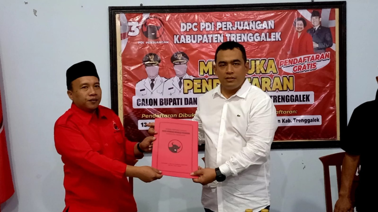 Didit Sasongko saat mendaftar di DPC PDI Perjuangan Trenggalek. (Foto: Bramanta Pamungkas/jatimnow.com)