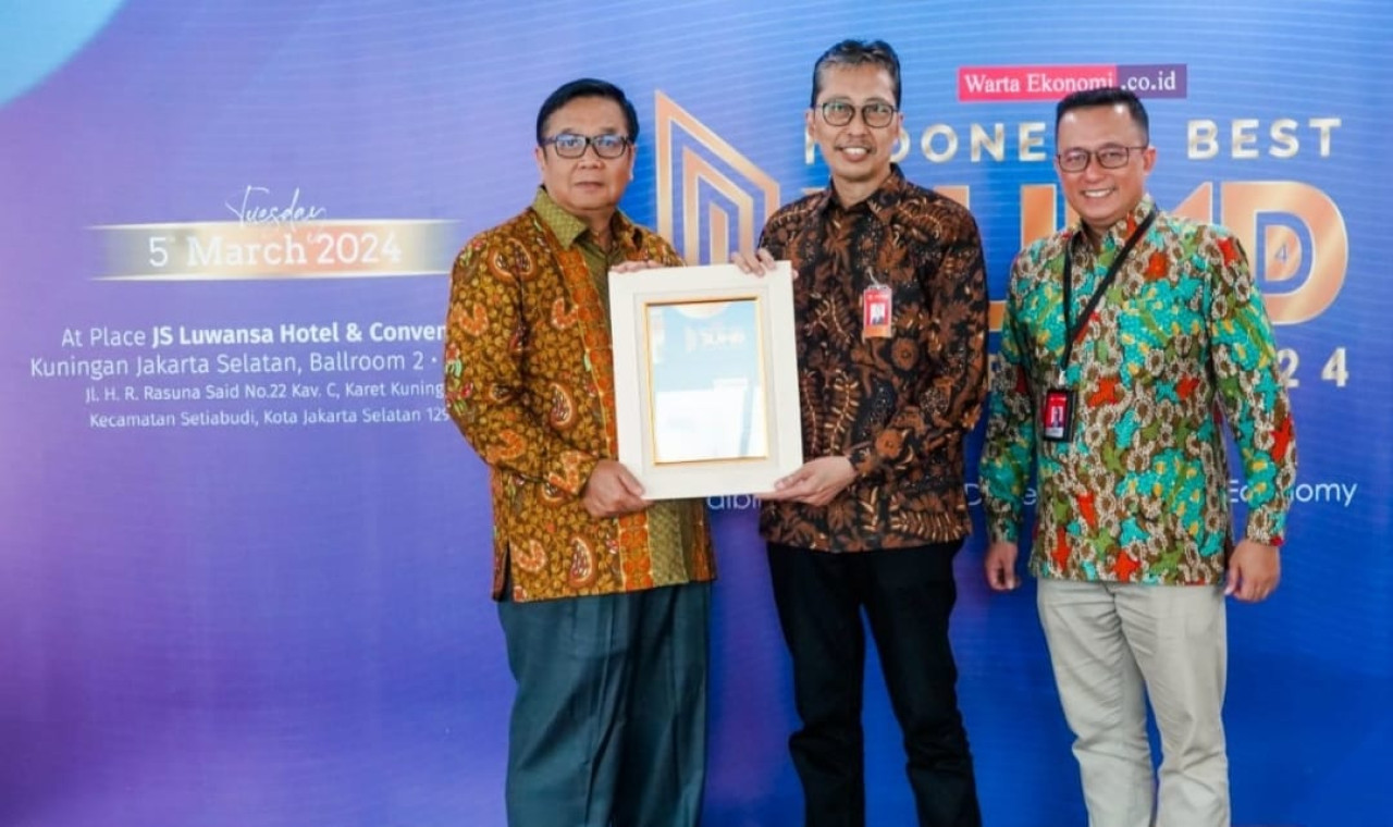 Direktur Utama Bank Jatim Busrul Iman dan didampingi oleh Komisaris Independen Bank Jatim Sumaryono dan Corporate Secretary Bank Jatim Wioga Adhiarma Aji di JS Luwansa Hotel & Covention Jakarta. (Foto: Humas Bank Jatim)