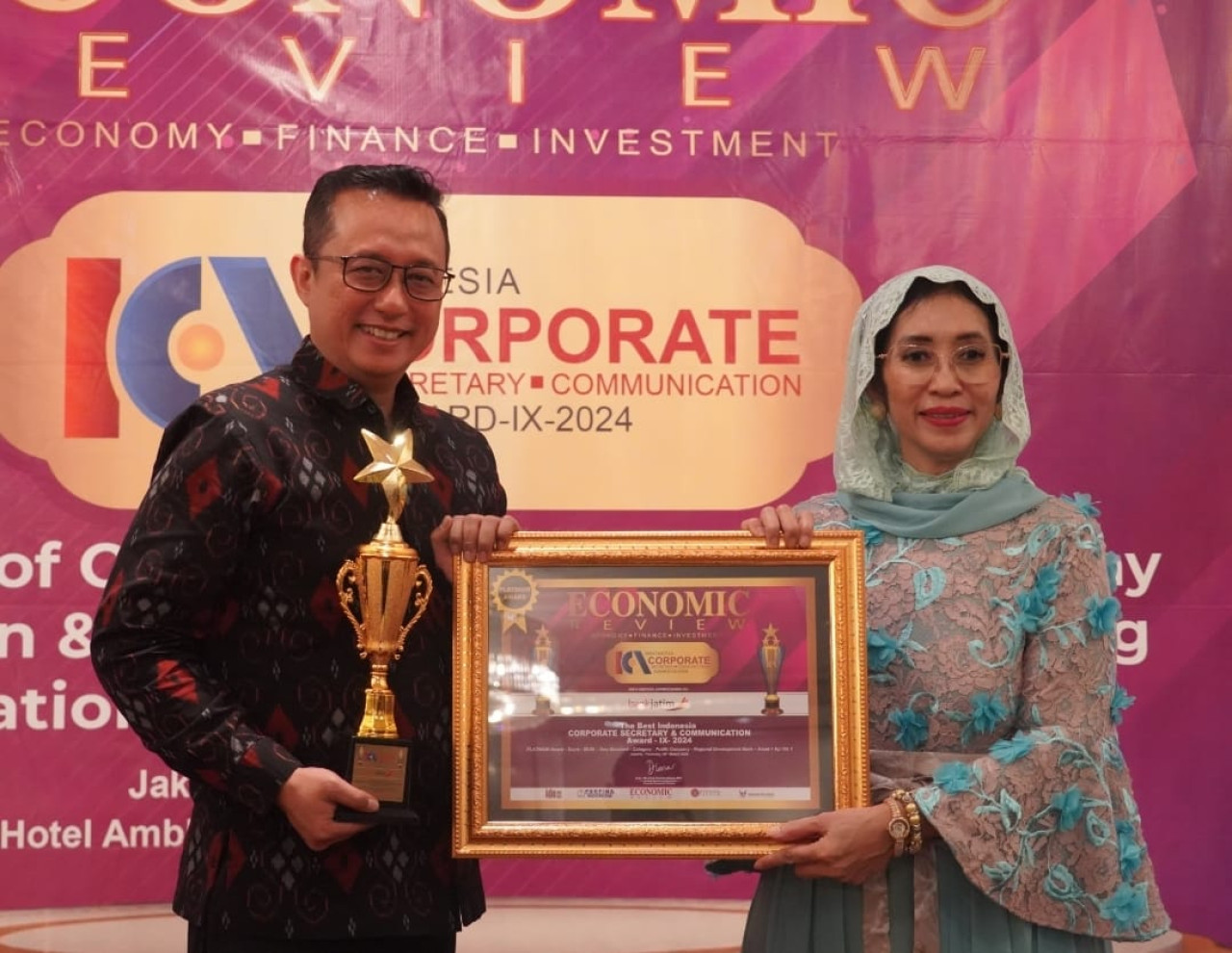 Corporate Secretary Bank Jatim Wioga Adhiarma Aji. menerima penghargaan. (Foto: Humas Bank Jatim)