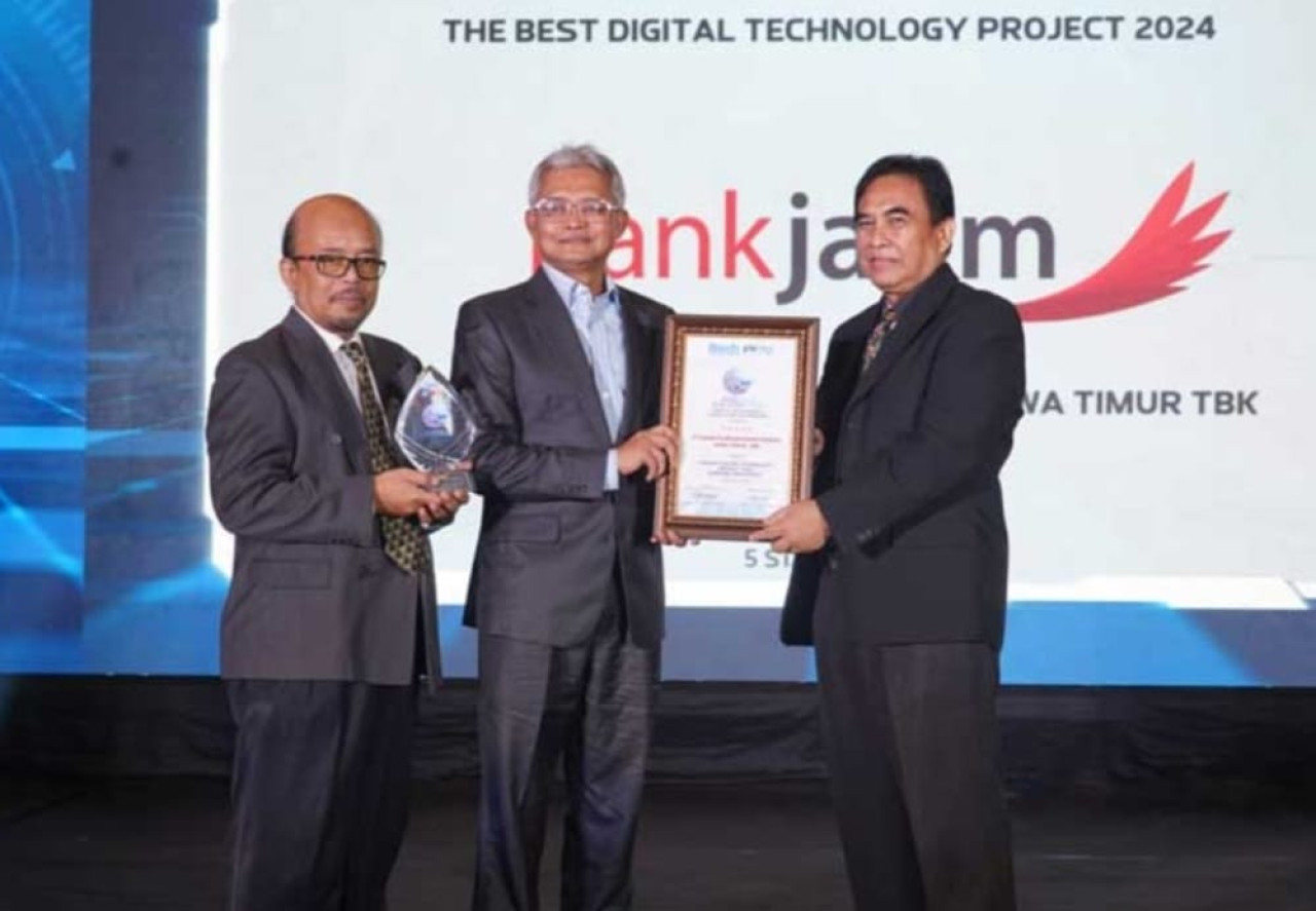 Direktur IT & Digital Bank Jatim Zulhelfi Abidin saat menerima penghargaan. (Foto: Humas Bank Jatim)