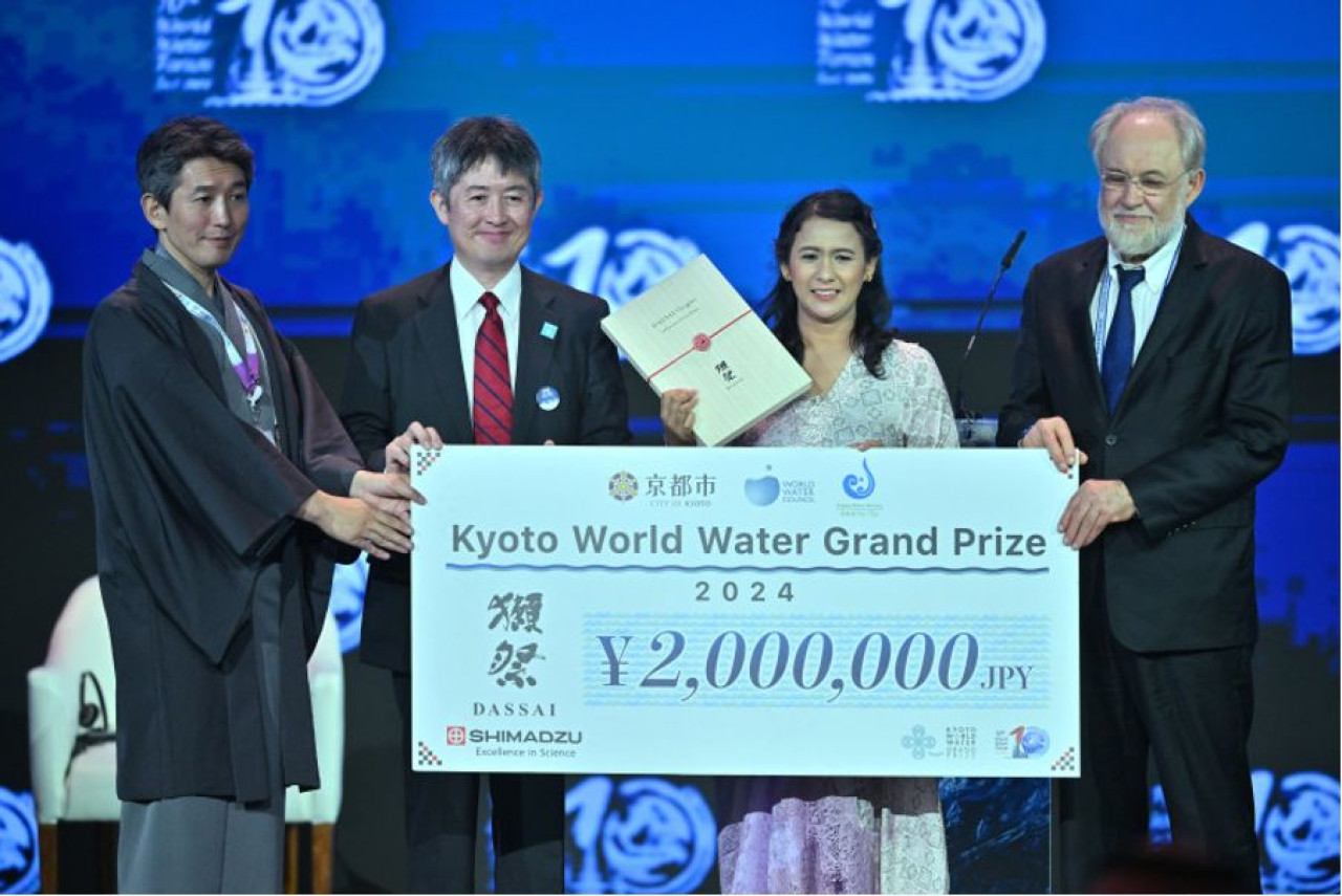 Koordinator Youth Sanitation Concern Iffah Rachmi menerima penghargaan Kyoto World Water Grand Prize 2024. (Foto: Tim media WWF 10)