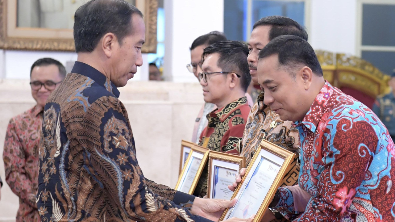 Jokowi saat menyerahkan penghargaan ke Eri Cahyadi di Istana Negara (Foto: Humas Pemkot Surabaya for jatimnow.com)