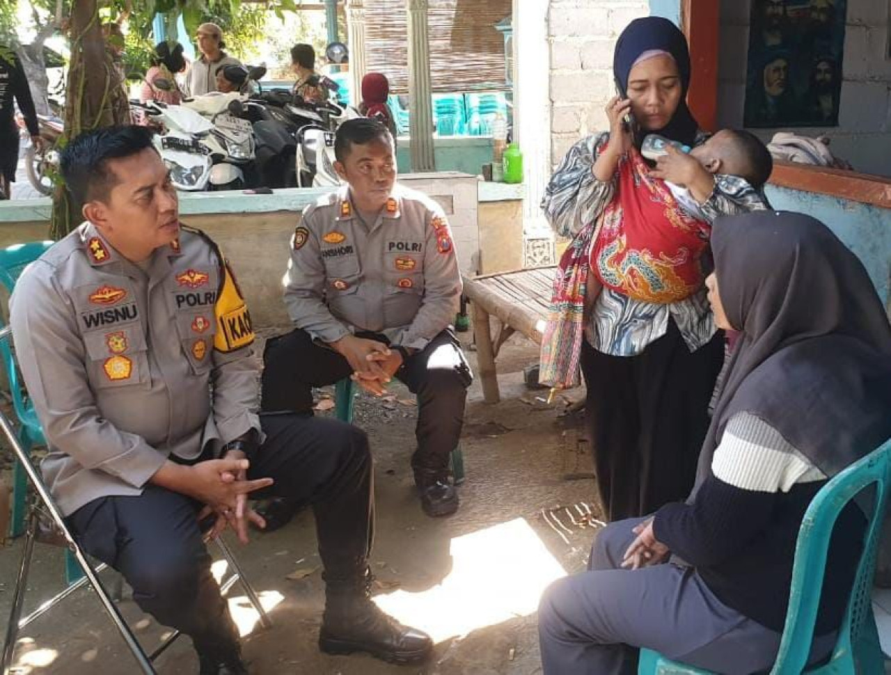 Kapolres Probolinggo AKBP Wisnu Wardana saat mengunjungi balita korban penganiyaan. (Foto: Humas Polres Probolinggo/jatimnow.com)