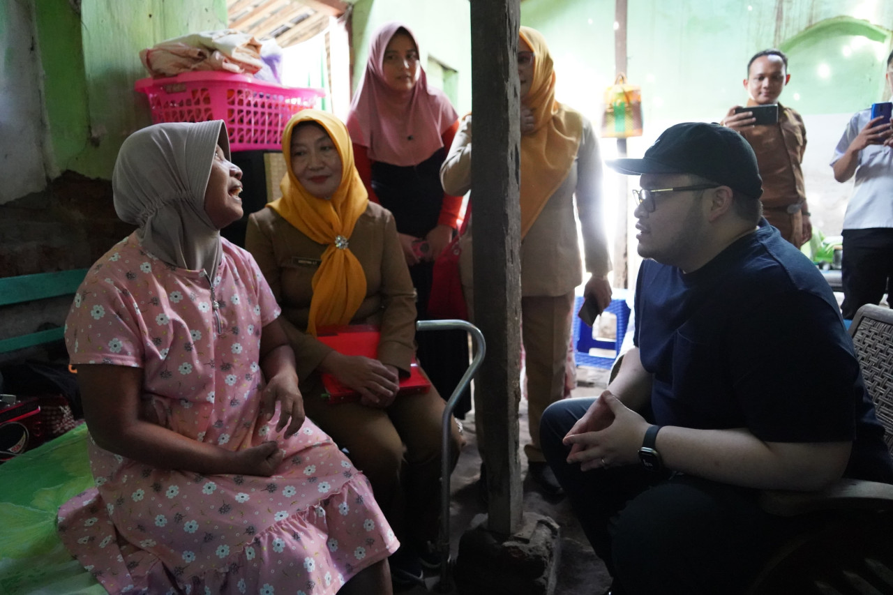 Mas Dhito saat mengunjungi rumah Nurul di Kediri. (Foto: Humas Pemkab Kediri/jatimnow.com)