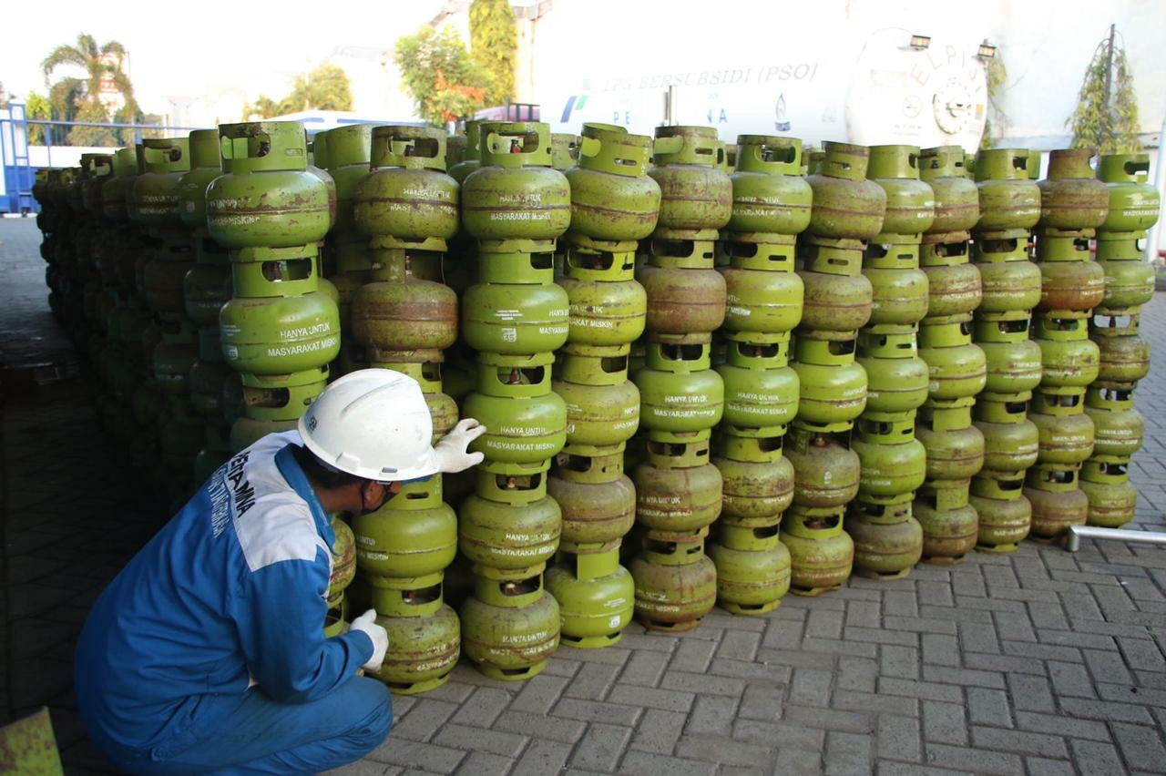 Petugas saat melakukan QC kondisi tabung LPG 3 Kg. (Foto: Pertamina Patra Niaga/jatimnow.com)