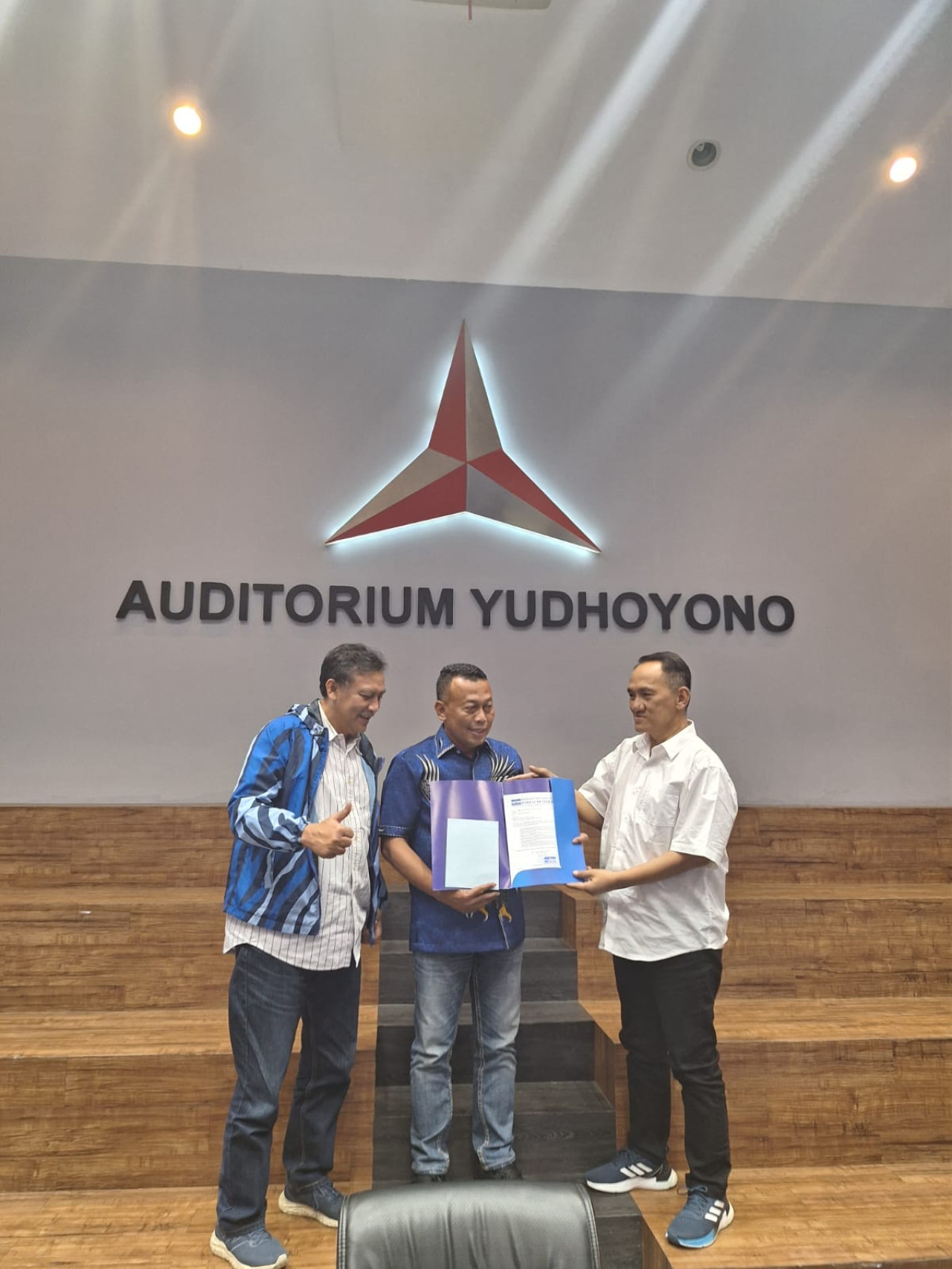 Penyerahan surat tugas dari Partai Demokrat. (Foto: Ahmad Fauzi/jatimnow.com)