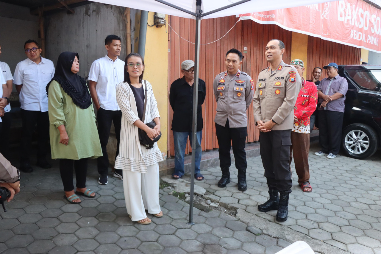 Polres Malang serahkan bantuan prasarana UMKM untuk korban Tragedi Kanjuruhan. (Foto: Polres Malang/jatimnow.com)