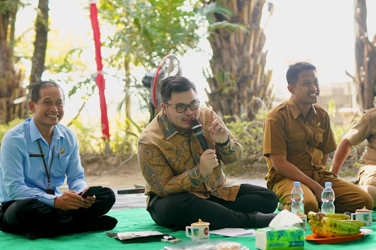 Mas Dhito saat bertemu dengan petani di Kecamatan Plemahan. (Foto: Humas Pemkab Kediri/jatimnow.com)