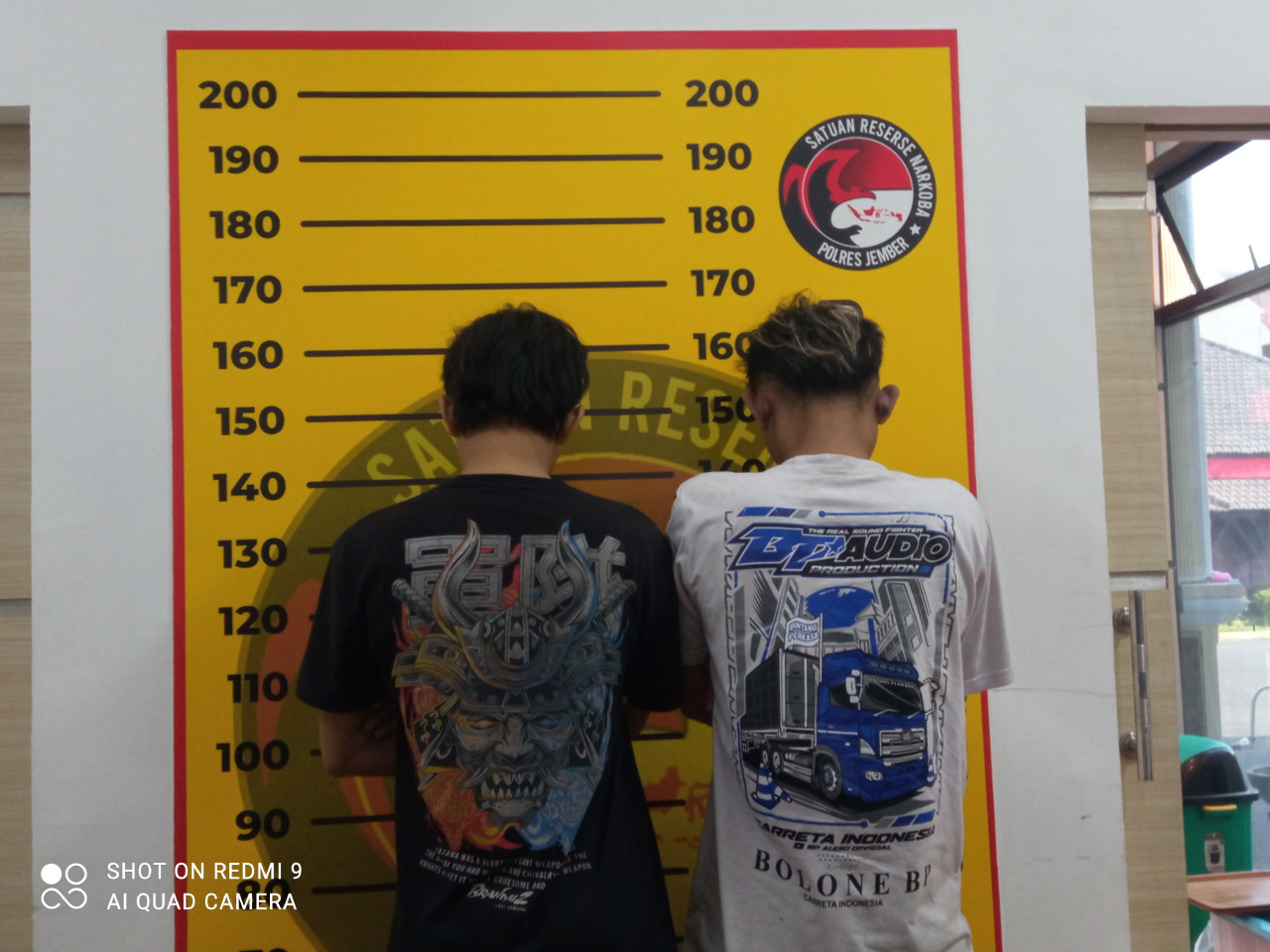 Dua pemuda pelanggar lalu lintas yang membuang narkotika jenis sabu (Foto: Sugianto/jatimnow.com)