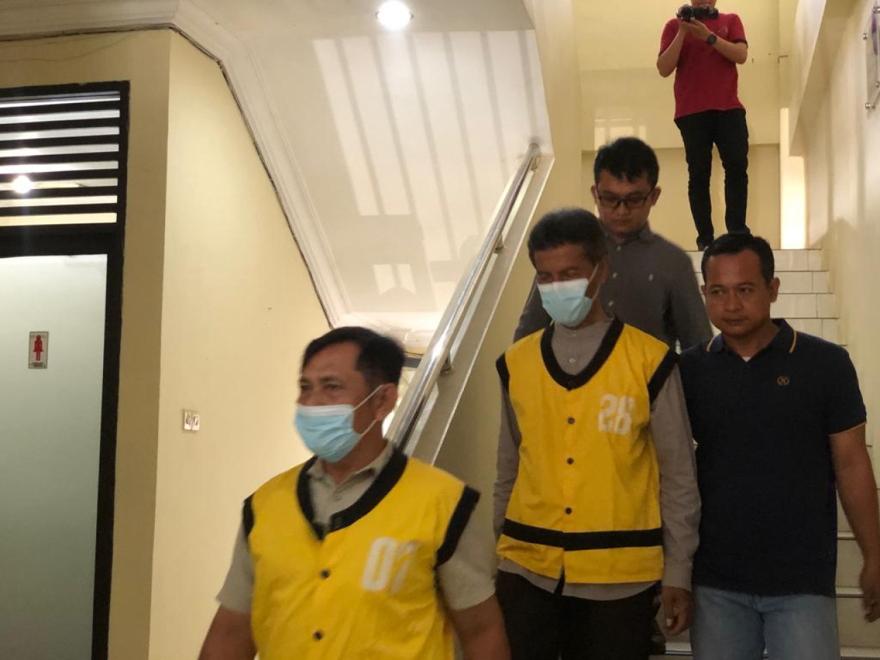 Dua terdakwa saat dikirim ke Kejaksaan Tinggi Jawa Timur. (Foto: Bramanta Pamungkas/jatimnow.com)