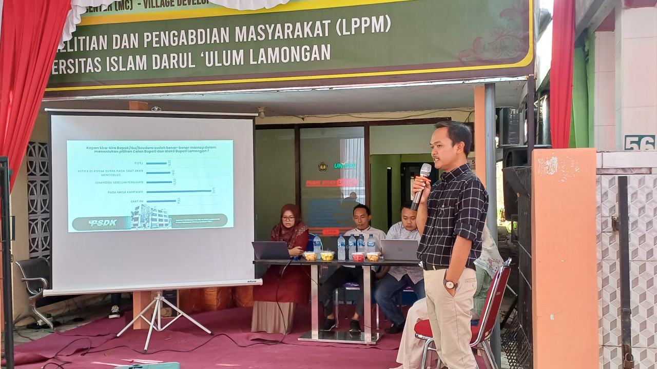 Peneliti saat memaparkan hasil survei PSDK Unisda Lamongan. (Foto: Adyad Ammy Iffansah/jatimnow.com)
