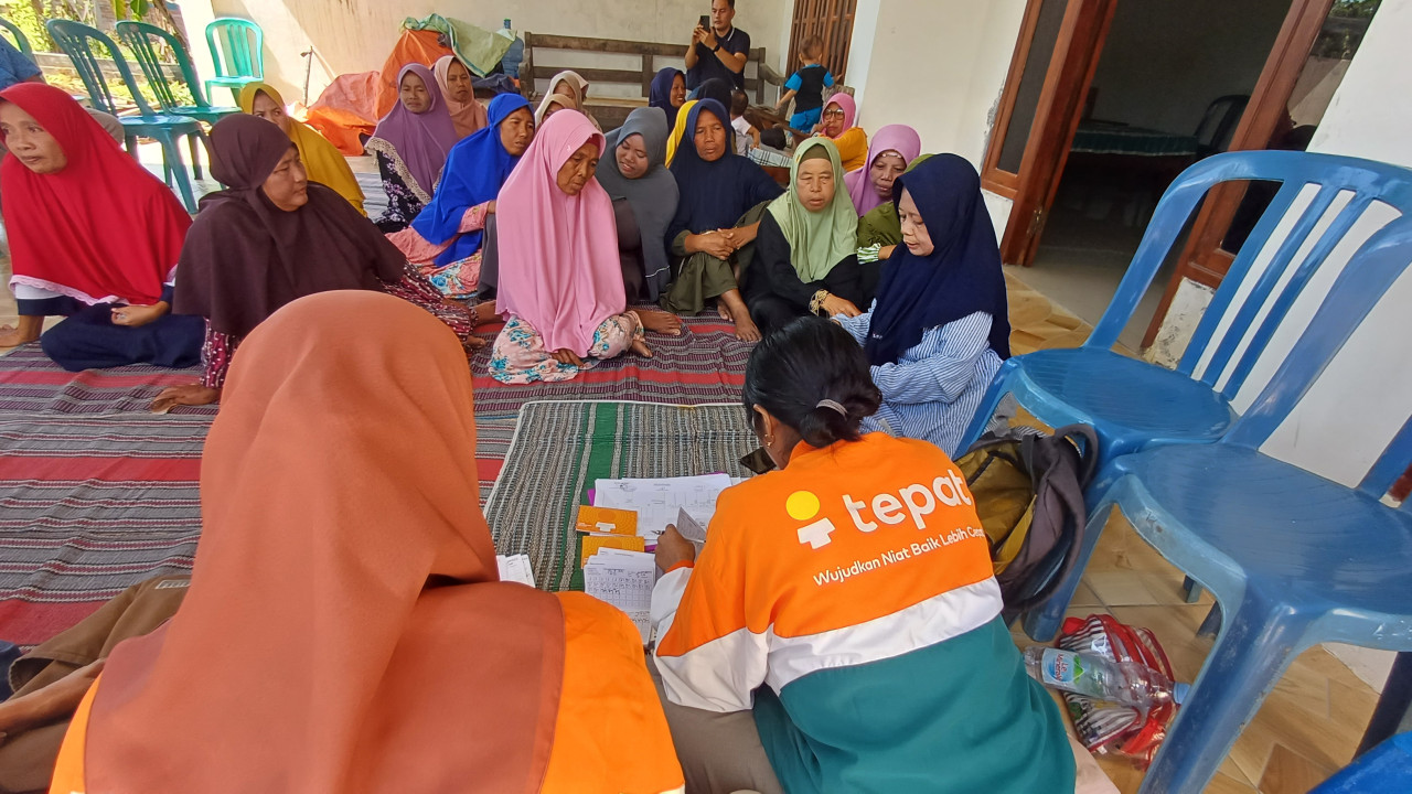 Transaksi keuangan warga di pelosok Lamongan dengan petugas kelompok BTPN Syariah. (Foto: Adyad Ammy Iffansah/jatimnow.com)