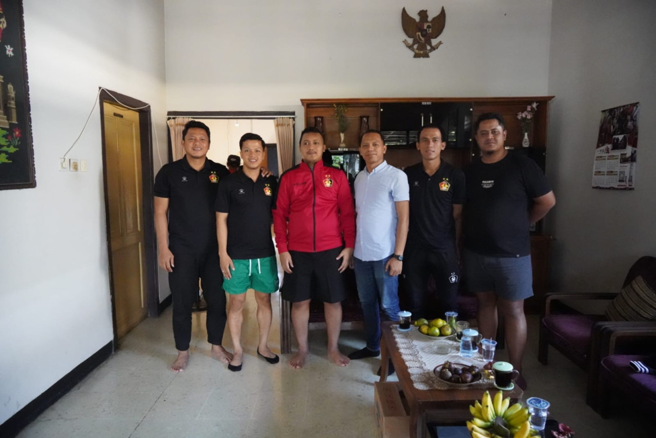 Manajemen Persik Kediri sambangi Alfian Agung. (Foto: Persik Kediri/jatimnow.com)