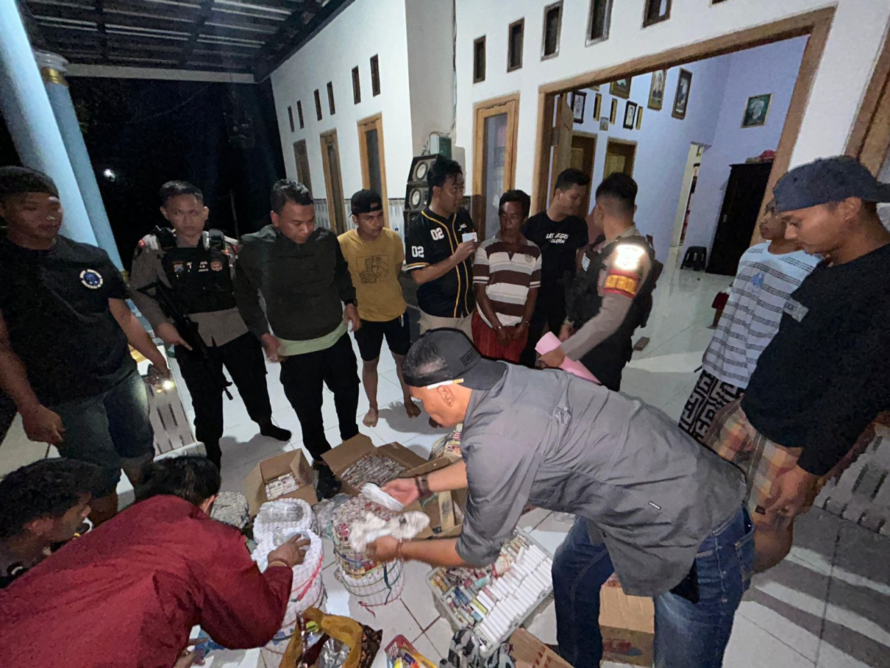 Polisi saat gerebek rumah produksi mercon di Probolinggo. (Foto: Polres Probolinggo/jatimnow.com)