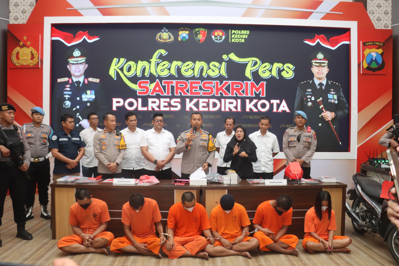 WAM (kanan) bersama pelaku pencurian lainnya saat rilis di Polres Kediri Kota. (Foto: Polres Kediri Kota/jatimnow.com)
