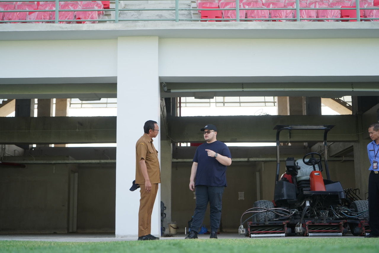 Mas Dhito saat meninjau Stadion GDJ Kediri. (Foto: Humas Pemkab/jatimnow.com)