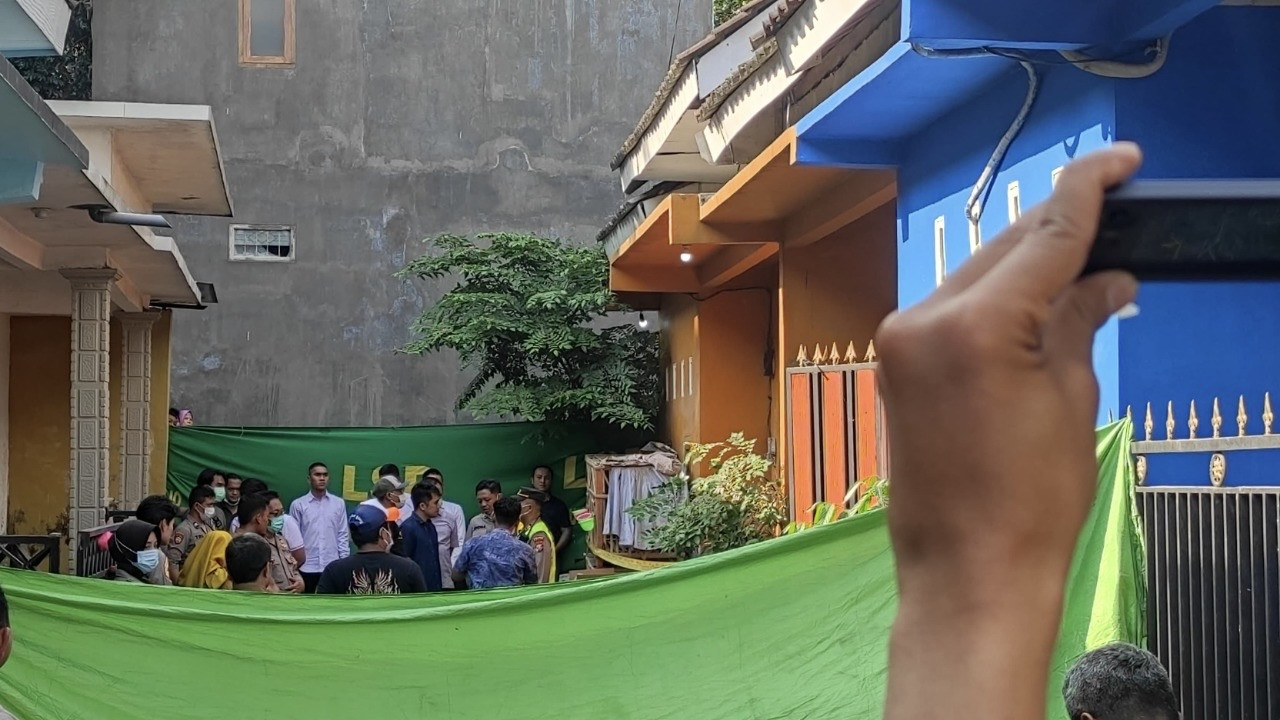 Polisi saat membongkar makam balita di Kediri. (Foto: Polres Kediri/jatimnow.com)