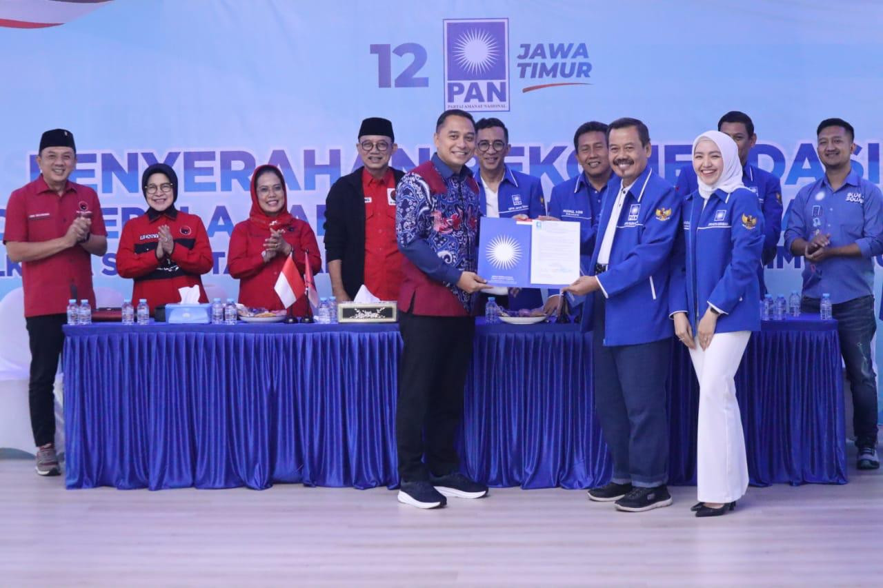 PAN Jatim saat menyerahkan Surat Tugas ke Eri Cahyadi untuk Pilwali Surabaya 2024 (Foto: PAN Jatim for jatimnow.com)