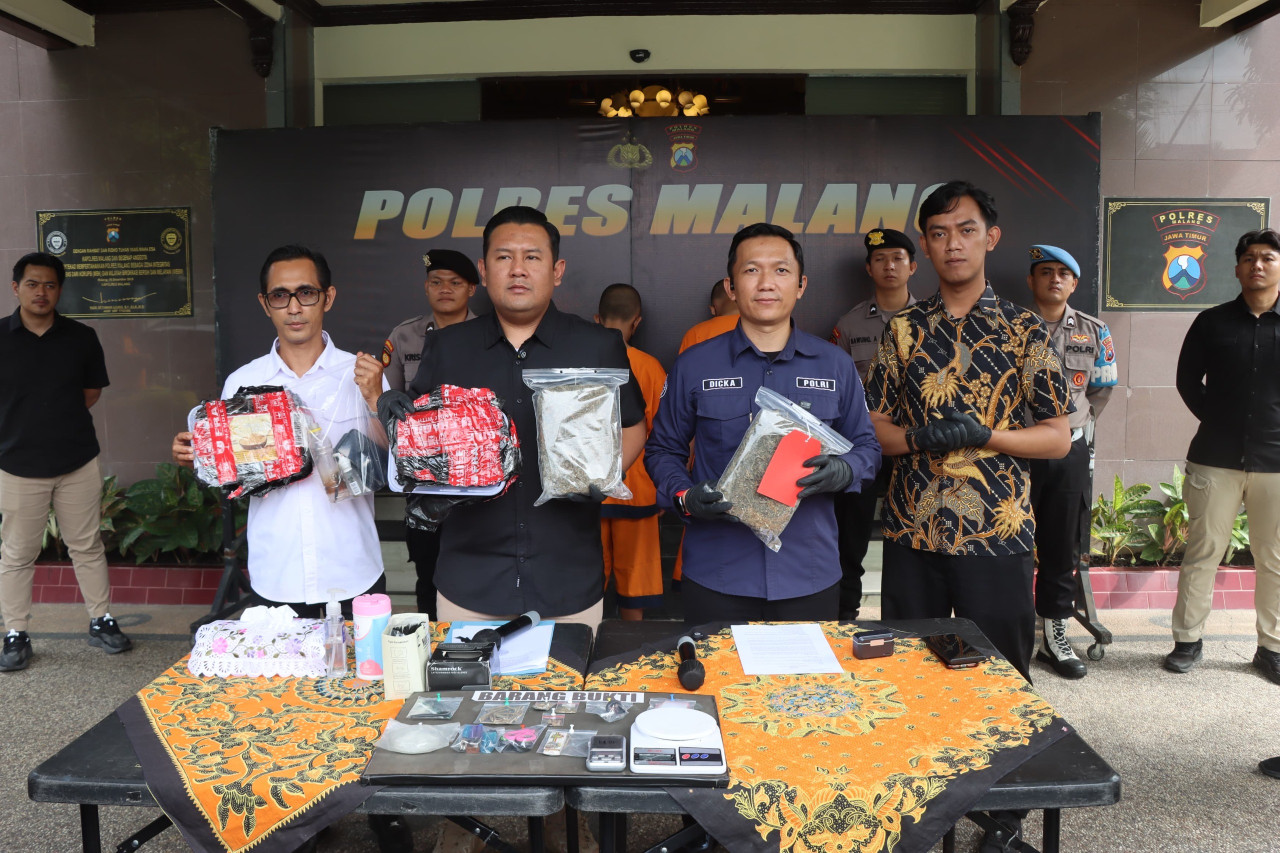 Polisi menunjukkan barang bukti saat rilis di Polres Malang. (Foto: Humas Polres Malang/jatimnow.com)