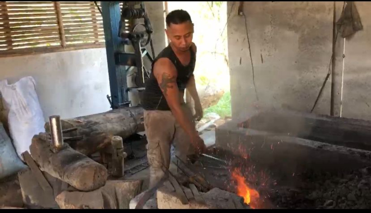 Pandai besi di Ponorogo sedang membuat pisau. (Foto-foto: Ahmad Fauzani/jatimnow.com)