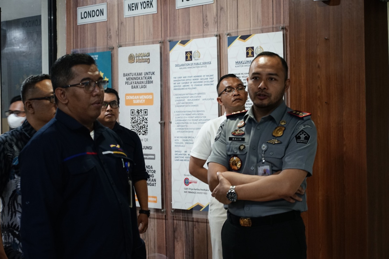 Kepala Kantor Imigrasi Kelas I TPI Malang, Galih Priya Kartika Perdhana (kanan). (Foto: Humas Kemenkumham Jatim/jatimnow.com)