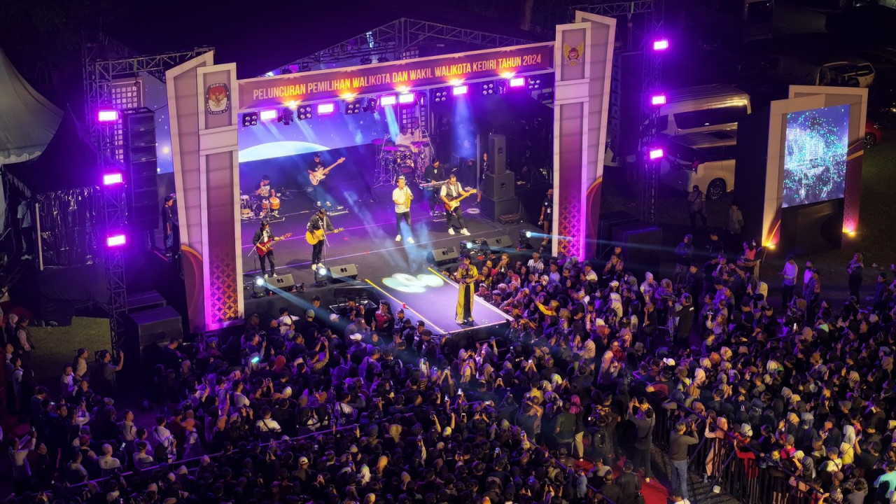 Happy Asmara saat tampil dalam acara Peluncuran Pilwali Kediri 2024. (Foto: Pemkot Kediri/jatimnow.com)