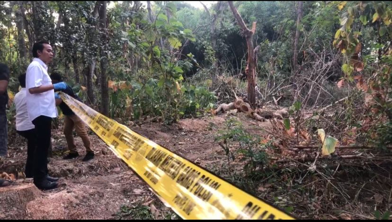 Polisi melakukan olah TKP. (Foto: Ahmad Fauzani/jatimnow.com)