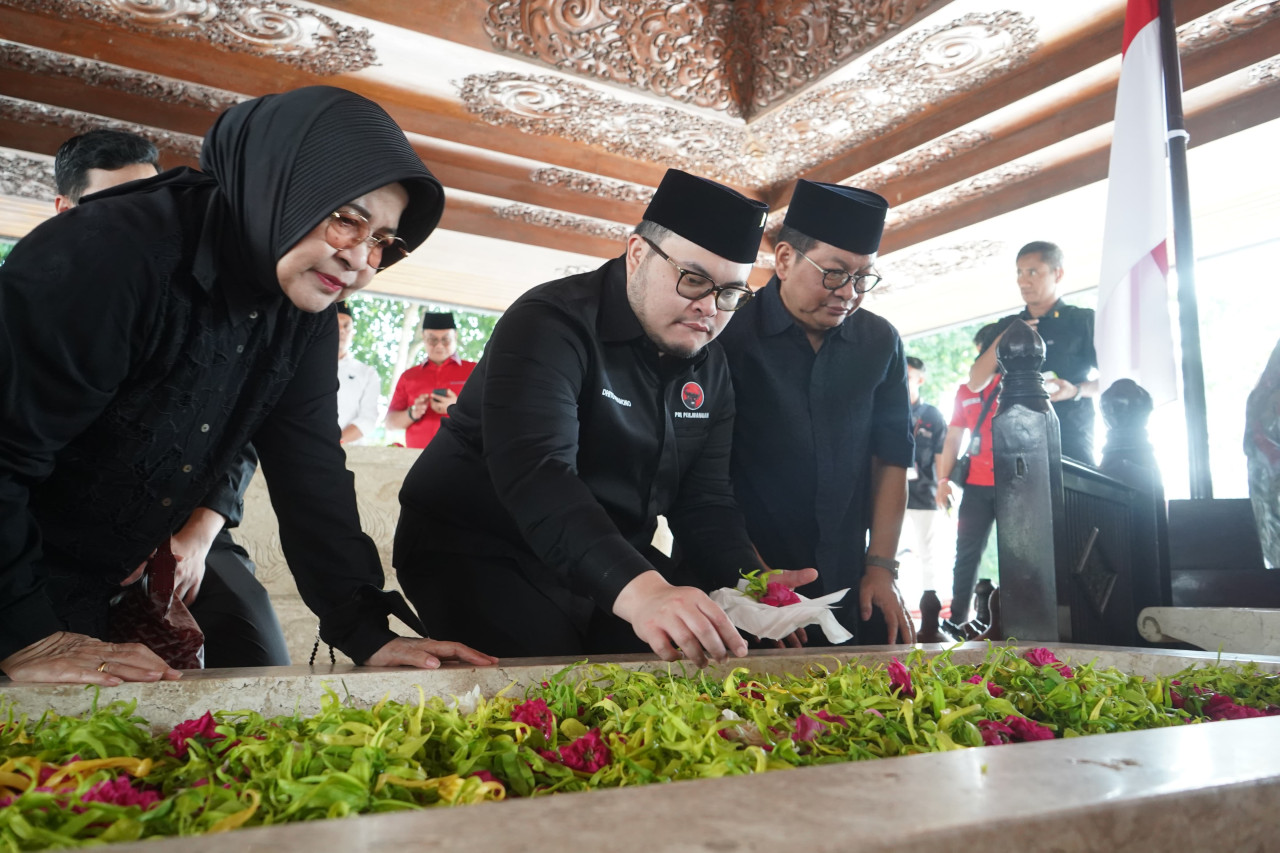 Mas Dhito saat berziarah di makam Bung Karno. (Foto: Tim Mas Dhito for jatimnow.com)