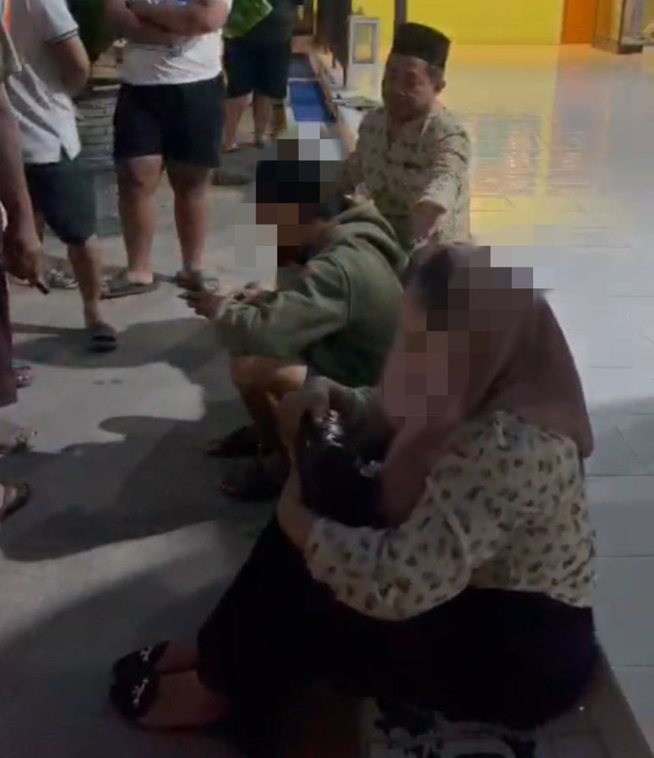 Sejoli yang diduga mesum di toilet Masjid Al Ikhlas, Ponorogo. (Foto: tangkapan layar media sosial)