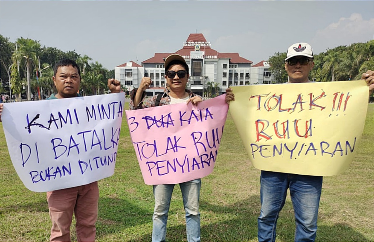 Aksi unjuk rasa Wartawan Gresik Bersatu penolakan rencana revisi Undang-Undang Penyiaran yang digelar di halaman Kantor Bupati Gresik, Senin (3/6/2024). (Foto: Sahlul Fahmi/jatimnow.com)
