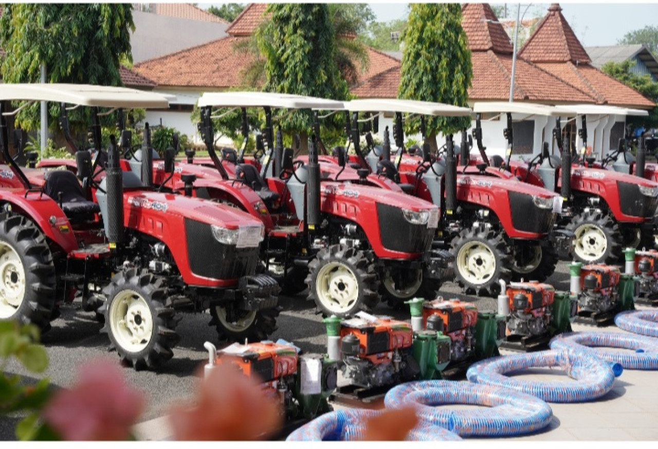 Alsinta dari Kementerian Pertanian RI diserahkan kepada Pemkab Tuban untuk selanjutnya disalurkan kepada petani. (Foto: Humas Pemkab Tuban for jatimnow.com)