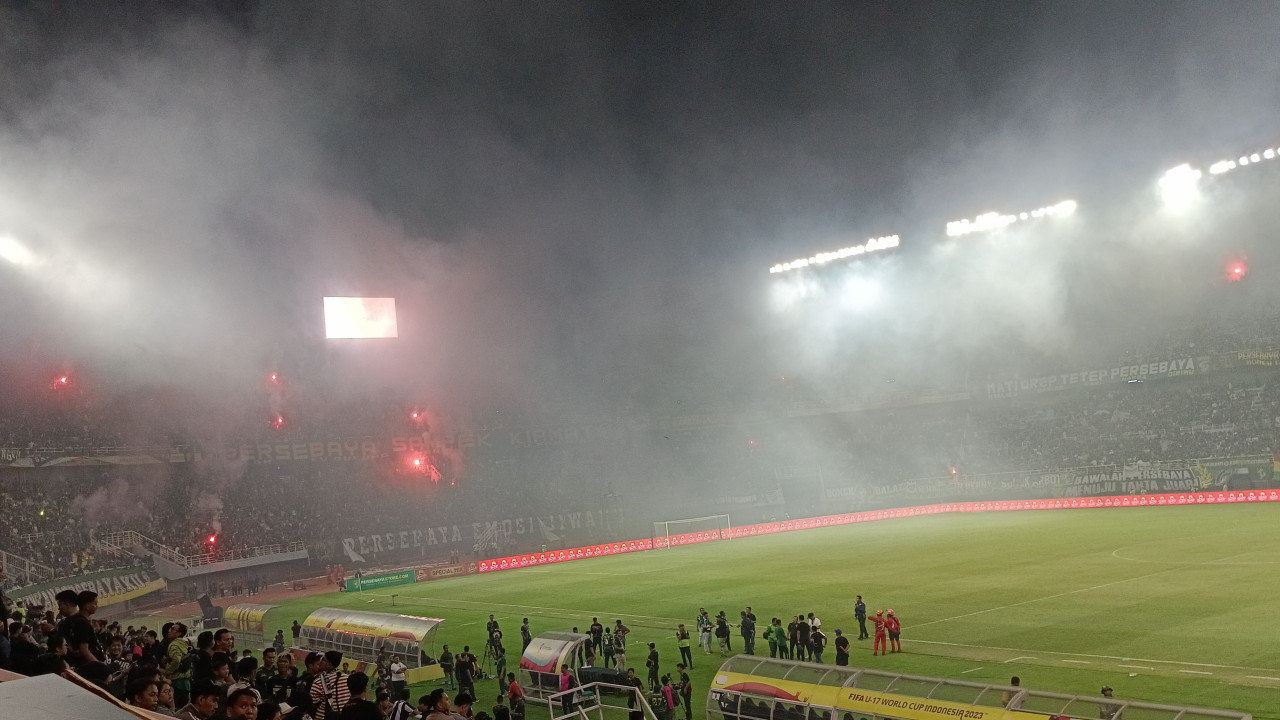 Flare di laga Anniversary Game Persebaya Vs Persibo. (Foto: Misbahul Munir/jatimnow.com)