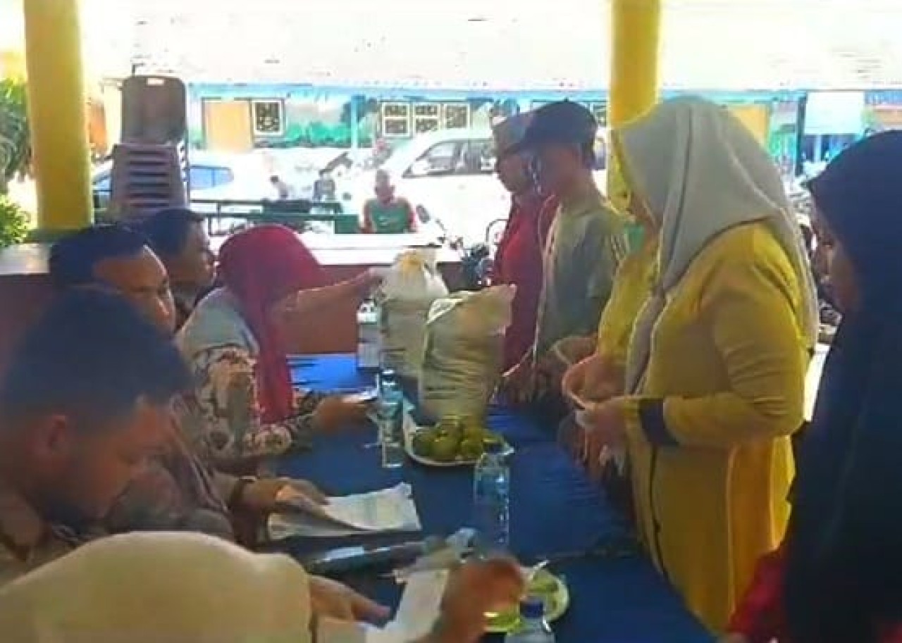 Warga Grabagan menerima bantuan sosial beras 10 kilogram di balai desa Tulangan Sidoarjo. (Foto: Ahaddiini HM/jatimnow.com).