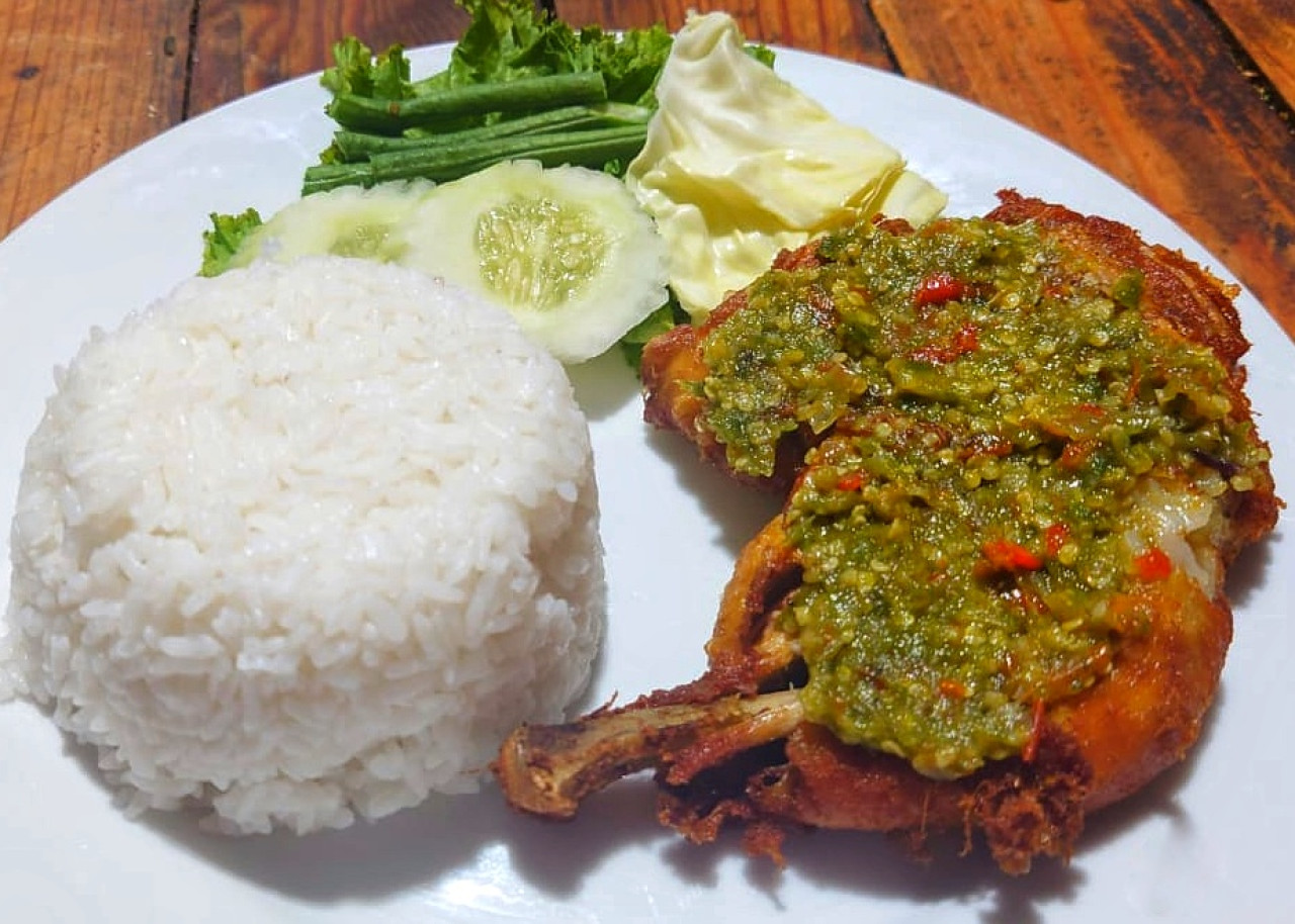 Ayam Ungkep Gepuk Sambal Hijau Banyuwangi di Warung Animo Desa Modong Tulangan Sidoarjo. (Foto: Ahaddiini HM/jatimnow.com).