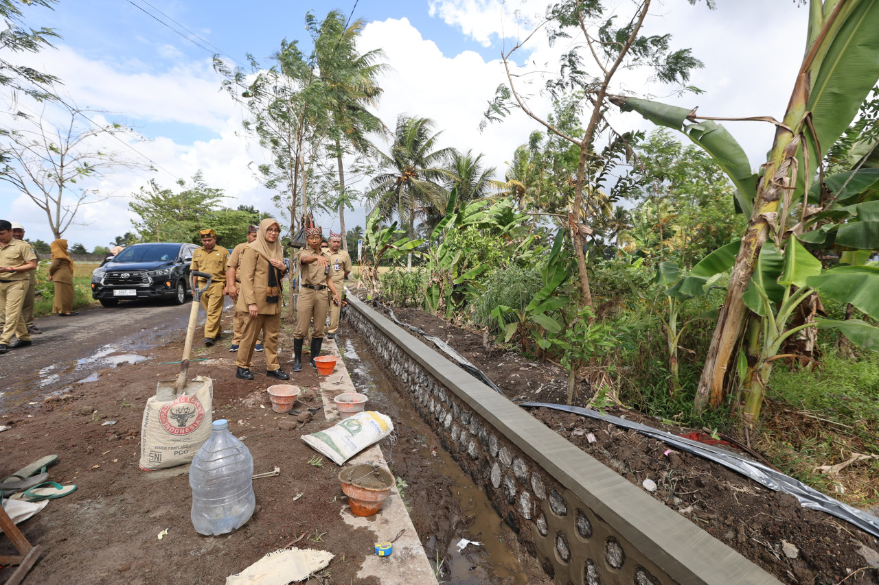 Bupati Ipuk saat meninjau pelaksanaan pembangunan infrastruktur pengairan di Desa Gendoh dan Temuguruh, Kecamatan Sempu. (Foto: Humas Pemkab Banyuwangi)