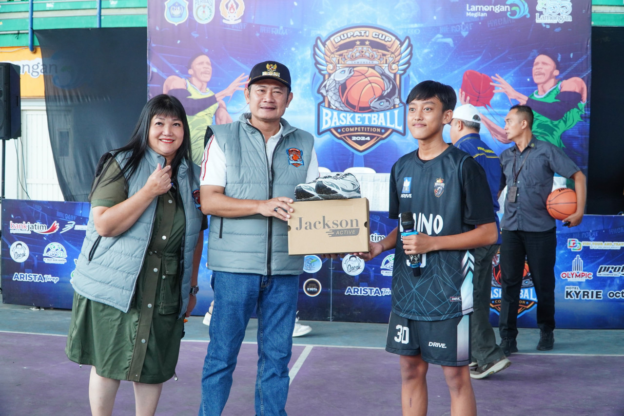 Bupati Lamongan, Yuhronur Efendi saat membuka kompetisi basket bupati cup 2024. (Foto : Humas Pemkab Lamongan for jatimnow.com)